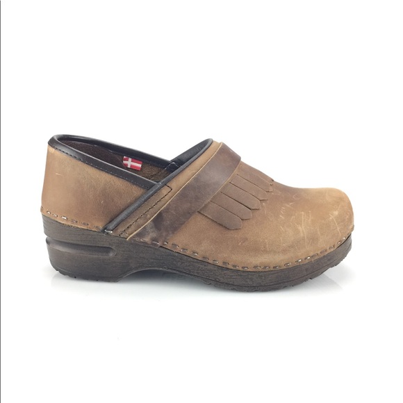 sanita oiled leather clogs